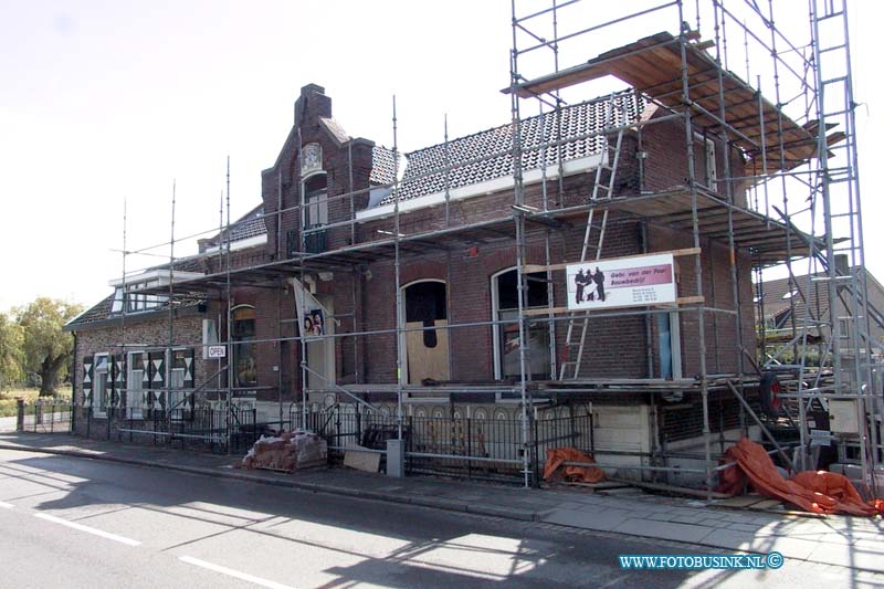 99080910.jpg - DE ZWIJNDRECHTSE KOMBINATIE :H.I.Ambacht:09-08-1999:doprstraat monumentaal pand 152 en 152a ook wel het oude raadhuis van hiamabchtDeze digitale foto blijft eigendom van FOTOPERSBURO BUSINK. Wij hanteren de voorwaarden van het N.V.F. en N.V.J. Gebruik van deze foto impliceert dat u bekend bent  en akkoord gaat met deze voorwaarden bij publicatie.EB/ETIENNE BUSINK