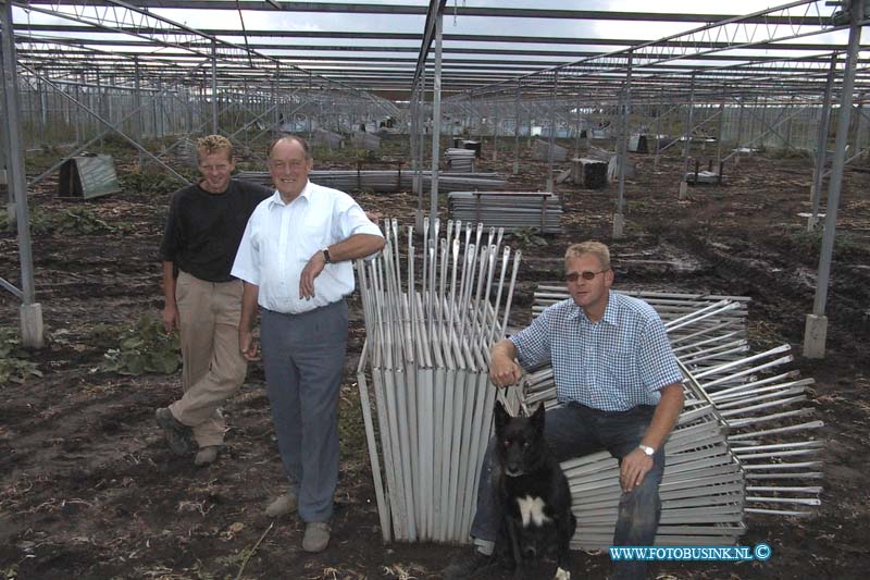 99081002.jpg - DE DORDTENAAR :H.I.Ambacht:10-08-1999:vrouwegeleweg 109 eerste kassen worden afgebroken voor nieuwbouwwijk hia/zwijndrechtDeze digitale foto blijft eigendom van FOTOPERSBURO BUSINK. Wij hanteren de voorwaarden van het N.V.F. en N.V.J. Gebruik van deze foto impliceert dat u bekend bent  en akkoord gaat met deze voorwaarden bij publicatie.EB/ETIENNE BUSINK