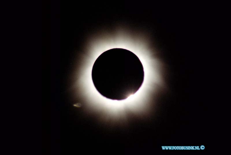 99081107.jpg - DE WOENSDAG :Frankrijk:11-08-1999:de eclips in noord frankrijk in de plaats caxeu .Deze digitale foto blijft eigendom van FOTOPERSBURO BUSINK. Wij hanteren de voorwaarden van het N.V.F. en N.V.J. Gebruik van deze foto impliceert dat u bekend bent  en akkoord gaat met deze voorwaarden bij publicatie.EB/ETIENNE BUSINK