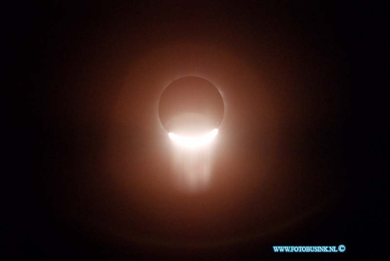 99081109.jpg - DE WOENSDAG :Frankrijk:11-08-1999:de eclips in noord frankrijk in de plaats caxeu .Deze digitale foto blijft eigendom van FOTOPERSBURO BUSINK. Wij hanteren de voorwaarden van het N.V.F. en N.V.J. Gebruik van deze foto impliceert dat u bekend bent  en akkoord gaat met deze voorwaarden bij publicatie.EB/ETIENNE BUSINK