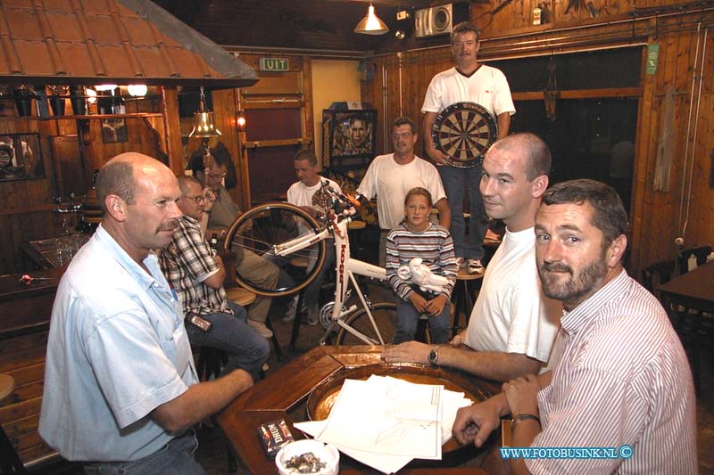 99081208.jpg - DE DORDTENAAR :hEERJAARSDAM:12-08-1999:MOLENWEG 35 IN HET GEBOUW VAN DE IJSCLUB VERENIGING VRIJETIJDSBESTEDING TRIPLICATEDeze digitale foto blijft eigendom van FOTOPERSBURO BUSINK. Wij hanteren de voorwaarden van het N.V.F. en N.V.J. Gebruik van deze foto impliceert dat u bekend bent  en akkoord gaat met deze voorwaarden bij publicatie.EB/ETIENNE BUSINK