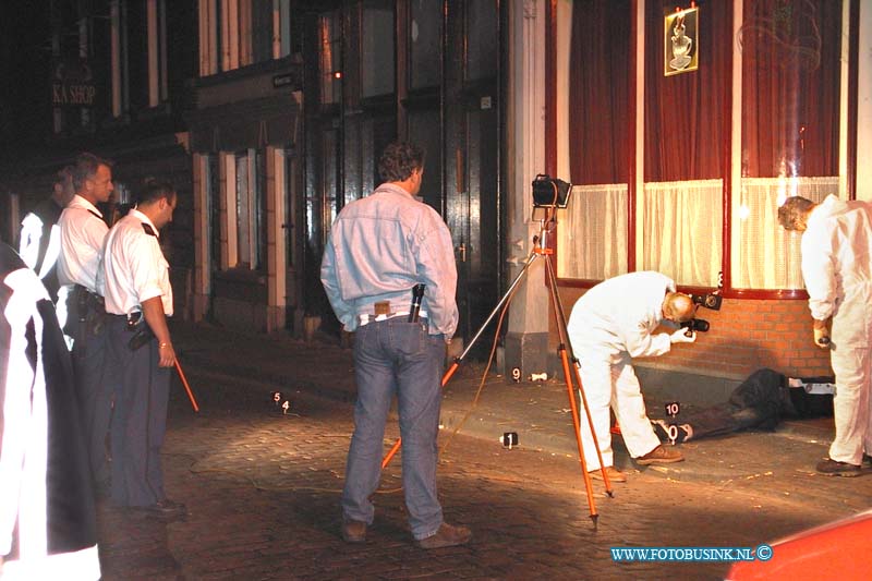 99081306.jpg - WFA :Dordrecht:13-08-1999:op de wijnstraat bij cafe de stapper is vannacht om 1,30 uur een man dood schoten door een bromfietser die voor bijreed de bromfietser vuurde 6 kogels af op een groep mannen die buiten voor het cafe stonden te praten de middelste manwerd geraakt door 3 v an de 6 kogels en overleedt ter plaatsen aan zijn verwondingen de politie gaat er van uit dat de man bewust is geraakt en de andere mannen bleven ongedeerd. Deze digitale foto blijft eigendom van FOTOPERSBURO BUSINK. Wij hanteren de voorwaarden van het N.V.F. en N.V.J. Gebruik van deze foto impliceert dat u bekend bent  en akkoord gaat met deze voorwaarden bij publicatie.EB/ETIENNE BUSINK