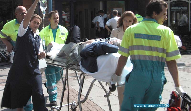 99081313.jpg - WFA :Zwijndrecht:13-08-1999:een overval/diefstal op een filliaal van supper de boer in wc oudelands ambacht heden middag.een man rekende afbij de kassa de filliaalhouder vertrouwde de man niet en vroeg de man of hij in zijn tas  mocht kijken de dief/overvaller trok een pistool en bedrijgde 2 medewerkers van supper de boer en schoot de filliaal houder en een medewerken voor de deur neer met een pistool en zette het op een rennen de politie wist de dader snel te pakken de  2 gewonden zijn met ernstige verwonding door assisentie van een heliokopter van de ggd en 4 zoiekenwagens naar het ziekenhuis verwoerd..Deze digitale foto blijft eigendom van FOTOPERSBURO BUSINK. Wij hanteren de voorwaarden van het N.V.F. en N.V.J. Gebruik van deze foto impliceert dat u bekend bent  en akkoord gaat met deze voorwaarden bij publicatie.EB/ETIENNE BUSINK