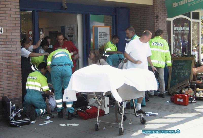 99081316.jpg - ROTTERDAMS DAGBLAD :Zwijndrecht:13-08-1999:een overval/diefstal op een filliaal van supper de boer in wc oudelands ambacht heden middag.een man rekende afbij de kassa de filliaalhouder vertrouwde de man niet en vroeg de man of hij in zijn tas  mocht kijken de dief/overvaller trok een pistool en bedrijgde 2 medewerkers van supper de boer en schoot de filliaal houder en een medewerken voor de deur neer met een pistool en zette het op een rennen de politie wist de dader snel te pakken de  2 gewonden zijn met ernstige verwonding door assisentie van een heliokopter van de ggd en 4 zoiekenwagens naar het ziekenhuis verwoerd..Deze digitale foto blijft eigendom van FOTOPERSBURO BUSINK. Wij hanteren de voorwaarden van het N.V.F. en N.V.J. Gebruik van deze foto impliceert dat u bekend bent  en akkoord gaat met deze voorwaarden bij publicatie.EB/ETIENNE BUSINK