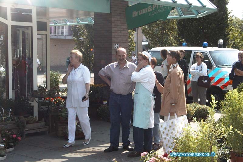 99081317.jpg - ROTTERDAMS DAGBLAD :Zwijndrecht:13-08-1999:een overval/diefstal op een filliaal van supper de boer in wc oudelands ambacht heden middag.een man rekende afbij de kassa de filliaalhouder vertrouwde de man niet en vroeg de man of hij in zijn tas  mocht kijken de dief/overvaller trok een pistool en bedrijgde 2 medewerkers van supper de boer en schoot de filliaal houder en een medewerken voor de deur neer met een pistool en zette het op een rennen de politie wist de dader snel te pakken de  2 gewonden zijn met ernstige verwonding door assisentie van een heliokopter van de ggd en 4 zoiekenwagens naar het ziekenhuis verwoerd..Deze digitale foto blijft eigendom van FOTOPERSBURO BUSINK. Wij hanteren de voorwaarden van het N.V.F. en N.V.J. Gebruik van deze foto impliceert dat u bekend bent  en akkoord gaat met deze voorwaarden bij publicatie.EB/ETIENNE BUSINK