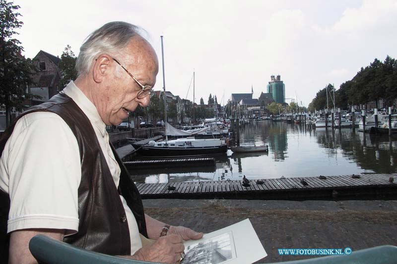 99081320.jpg - DE STEM VAN DORDT :Dordrecht::13-08-1999:dhr wim strek heeft tekening prenten boek gemaakt over oud dordrecht bij nieuwehaven op de fotoDeze digitale foto blijft eigendom van FOTOPERSBURO BUSINK. Wij hanteren de voorwaarden van het N.V.F. en N.V.J. Gebruik van deze foto impliceert dat u bekend bent  en akkoord gaat met deze voorwaarden bij publicatie.EB/ETIENNE BUSINK