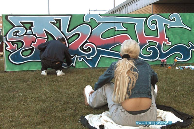 99081324.jpg - DE STEM VAN DORDT :Dordrecht:13-08-1999:skate baan feest door het jip georganizeerd met grafetie spuiter kampioenschapDeze digitale foto blijft eigendom van FOTOPERSBURO BUSINK. Wij hanteren de voorwaarden van het N.V.F. en N.V.J. Gebruik van deze foto impliceert dat u bekend bent  en akkoord gaat met deze voorwaarden bij publicatie.EB/ETIENNE BUSINK