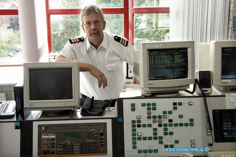 99081615.jpg - DE STEM VAN DORDT :Dordrecht:16-08-1999:dhr van der weide van brandweer dordrecht bij automaticsebrandalarm centrale van de brandweer zuid holland zuid in regionale meld kamer ivm mileum probleem heeft alle bedrijven aan geschreven.Deze digitale foto blijft eigendom van FOTOPERSBURO BUSINK. Wij hanteren de voorwaarden van het N.V.F. en N.V.J. Gebruik van deze foto impliceert dat u bekend bent  en akkoord gaat met deze voorwaarden bij publicatie.EB/ETIENNE BUSINK