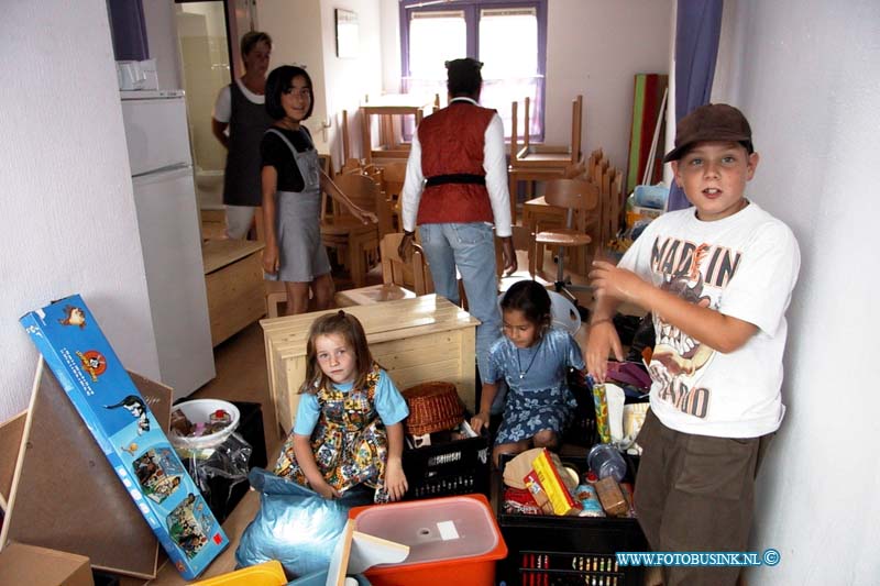 99081801.jpg - DE STEM VAN DORDT :Dordrecht:17-08-1999:selma lagerlof erf 45 kinderdag verblijf bied ruimte aan in nood zittend dag verblijft door hun tijdelijk te huis vestenDeze digitale foto blijft eigendom van FOTOPERSBURO BUSINK. Wij hanteren de voorwaarden van het N.V.F. en N.V.J. Gebruik van deze foto impliceert dat u bekend bent  en akkoord gaat met deze voorwaarden bij publicatie.EB/ETIENNE BUSINK