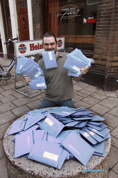 99081806.jpg - DE DORDTENAAR :Dordrecht:18-08-1999:de eigenaar van cafe t fust op de korte breestraat te dordrecht kreeg maar liefts 101 envelopen met aangiften disketse van de blesting voor het jaar 1999.Deze digitale foto blijft eigendom van FOTOPERSBURO BUSINK. Wij hanteren de voorwaarden van het N.V.F. en N.V.J. Gebruik van deze foto impliceert dat u bekend bent  en akkoord gaat met deze voorwaarden bij publicatie.EB/ETIENNE BUSINK