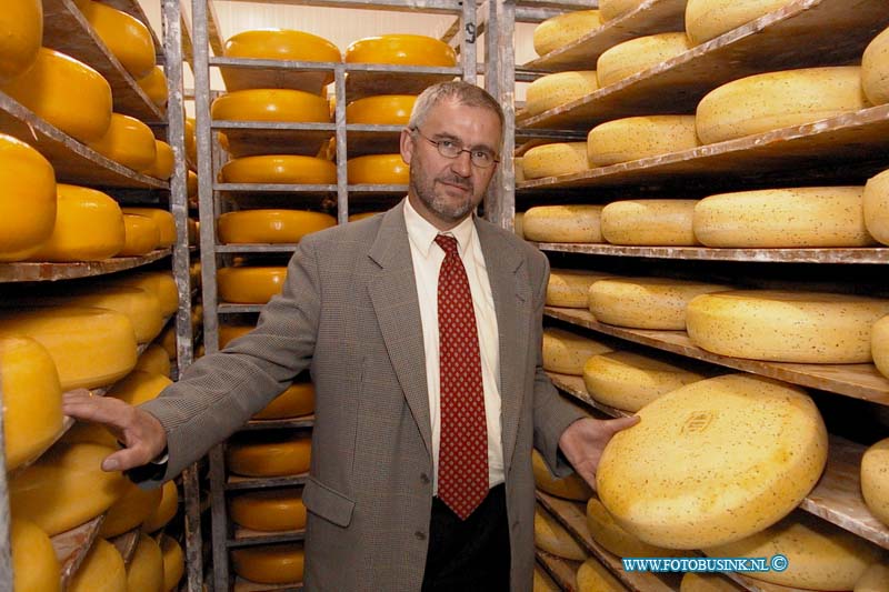 99081807.jpg - DE DORDTENAAR :Oud Alblas:18-08-1999: noordzijde 23 kaasboederij van dhr j.heijkoop deze boederij leverd boeren kaas aan albert heijn winkelketen zo als in de advertentie vermeld staat.Deze digitale foto blijft eigendom van FOTOPERSBURO BUSINK. Wij hanteren de voorwaarden van het N.V.F. en N.V.J. Gebruik van deze foto impliceert dat u bekend bent  en akkoord gaat met deze voorwaarden bij publicatie.EB/ETIENNE BUSINK