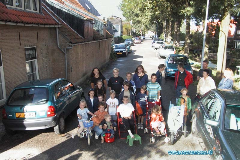 99081812.jpg - DE DORDTENAAR :Dordrecht:18-08-1999:jongentje aangereden ( zoon van evert brand ) door bromfiets protest van bewonners tegen race baan die is onstaan op het dood lopende stukie van de vissersdijkDeze digitale foto blijft eigendom van FOTOPERSBURO BUSINK. Wij hanteren de voorwaarden van het N.V.F. en N.V.J. Gebruik van deze foto impliceert dat u bekend bent  en akkoord gaat met deze voorwaarden bij publicatie.EB/ETIENNE BUSINK