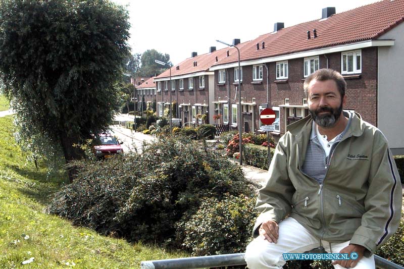 99081902.jpg - DE DORDTENAAR :Zwijndrecht:19-08-1999:dhr cees v/d leer over de wijk meerdervoordt zwijndrcht foto de wijk op de achtergrond gezien van af de lindsedijkDeze digitale foto blijft eigendom van FOTOPERSBURO BUSINK. Wij hanteren de voorwaarden van het N.V.F. en N.V.J. Gebruik van deze foto impliceert dat u bekend bent  en akkoord gaat met deze voorwaarden bij publicatie.EB/ETIENNE BUSINK