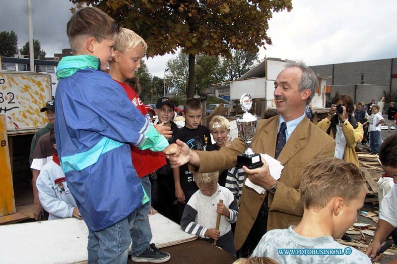 99081906.jpg - DE STEM VAN DORDT :Papendrecht:19-08-1999:wedhouder mulder keurt de bouhutten op kinderfeest rommeldam en rijkt de eerste prijs uit aan de mooiste en beste hut. op de langetientweg voor intervalDeze digitale foto blijft eigendom van FOTOPERSBURO BUSINK. Wij hanteren de voorwaarden van het N.V.F. en N.V.J. Gebruik van deze foto impliceert dat u bekend bent  en akkoord gaat met deze voorwaarden bij publicatie.EB/ETIENNE BUSINK