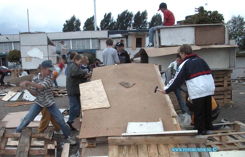 99081907.jpg - DE STEM VAN DORDT :Papendrecht:19-08-1999:wedhouder mulder keurt de bouhutten op kinderfeest rommeldam en rijkt de eerste prijs uit aan de mooiste en beste hut. op de langetientweg voor intervalDeze digitale foto blijft eigendom van FOTOPERSBURO BUSINK. Wij hanteren de voorwaarden van het N.V.F. en N.V.J. Gebruik van deze foto impliceert dat u bekend bent  en akkoord gaat met deze voorwaarden bij publicatie.EB/ETIENNE BUSINK