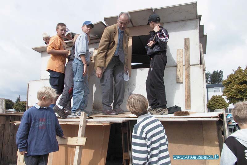 99081908.jpg - DE STEM VAN DORDT :Papendrecht:19-08-1999:wedhouder mulder keurt de bouhutten op kinderfeest rommeldam en rijkt de eerste prijs uit aan de mooiste en beste hut. op de langetientweg voor intervalDeze digitale foto blijft eigendom van FOTOPERSBURO BUSINK. Wij hanteren de voorwaarden van het N.V.F. en N.V.J. Gebruik van deze foto impliceert dat u bekend bent  en akkoord gaat met deze voorwaarden bij publicatie.EB/ETIENNE BUSINK