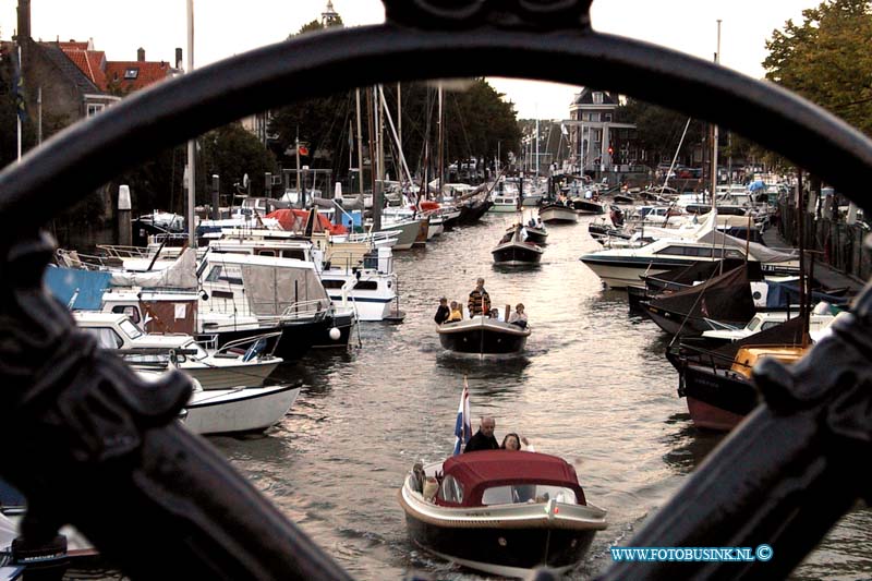 99082002.jpg - DE DORDTENAAR Dordrecht:20-08-1999:wolwevershaven start sloepen tocht in de dordtse havensDeze digitale foto blijft eigendom van FOTOPERSBURO BUSINK. Wij hanteren de voorwaarden van het N.V.F. en N.V.J. Gebruik van deze foto impliceert dat u bekend bent  en akkoord gaat met deze voorwaarden bij publicatie.EB/ETIENNE BUSINK