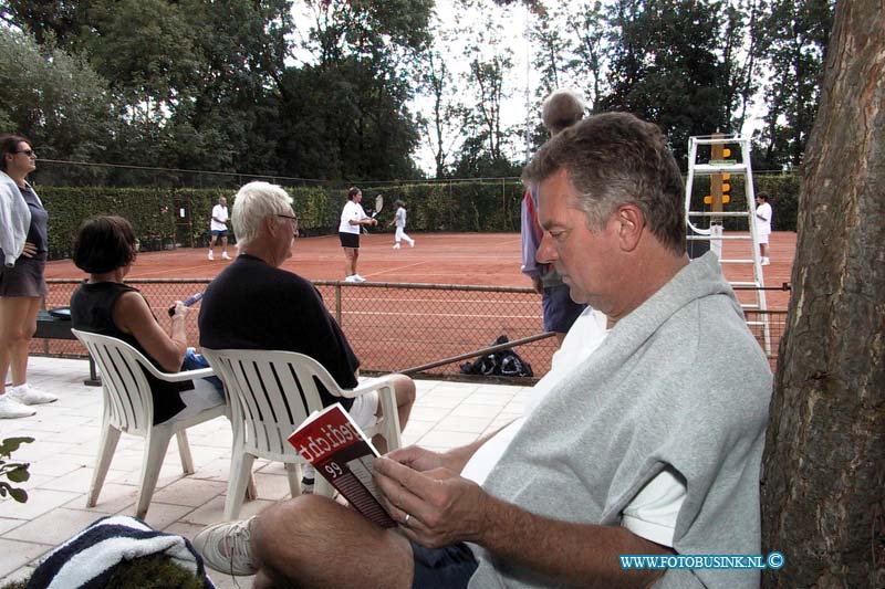 99082101.jpg - DE DORDTENAAR :Dordsrecht:21-08-1999:tennis teornooi voor schrijver prof waterinklaaan dordrecht bij dltcDeze digitale foto blijft eigendom van FOTOPERSBURO BUSINK. Wij hanteren de voorwaarden van het N.V.F. en N.V.J. Gebruik van deze foto impliceert dat u bekend bent  en akkoord gaat met deze voorwaarden bij publicatie.EB/ETIENNE BUSINK