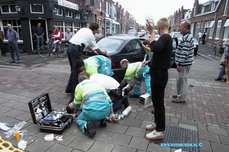 99082108.jpg - LOCOM :dORDRECHT:21-08-1999:BROMFIETSER GEWOND.DORDRECHT - Een 30 jarige bromfietser uit Dordrecht is zaterdagmorgen 21 augustus 1999 gewond geraakt bij een botsing met een personenauto. Hij raakte gewond aan het gezicht en klaagde over een pijnlijke nek. Hij werd overgebracht naar een ziekenhuis in Dordrecht. Het ongeval vond plaats op de Krispijnseweg. Het slachtoffer werd geschept door een hem tegemoetkomende personenauto die linksaf sloeg. Deze auto werd bestuurd door een 37 jarige inwoner van Dordrecht. Personeel van de gealarmeerde traumahelikopter assisteerde bij de eerste hulpverlening aan het slachtoffer.Deze digitale foto blijft eigendom van FOTOPERSBURO BUSINK. Wij hanteren de voorwaarden van het N.V.F. en N.V.J. Gebruik van deze foto impliceert dat u bekend bent  en akkoord gaat met deze voorwaarden bij publicatie.EB/ETIENNE BUSINK