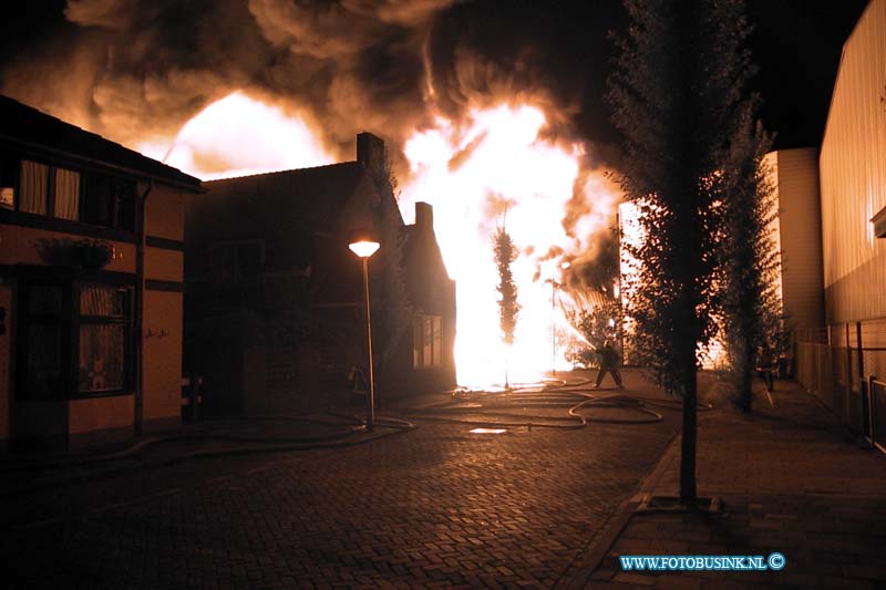 99082207.jpg - WFA :Leerdam:22-08-1999:eengrote brand die om even voor 3uur  bij de glasfabriek van leerdam in het gedeelte waar ze verpakingmatriaal maken en opslaan en waar de ovens aan grensen de schade loop in de miljoenen 200 honderd bewooners moetsetn in alle haast hun woning verlaten en werden op gevangen in huis ter leede in leerdam waar de gemeente voor iedereen een ander onder dak probeerd te verlenen zo'n 125 brandweer mensen bestreden de brand .ook werdt het regionaal rampen team in werking gesteld waar bij de ggd met nood tenten uitrukte om mensen in op te vangen.Deze digitale foto blijft eigendom van FOTOPERSBURO BUSINK. Wij hanteren de voorwaarden van het N.V.F. en N.V.J. Gebruik van deze foto impliceert dat u bekend bent  en akkoord gaat met deze voorwaarden bij publicatie.EB/ETIENNE BUSINK