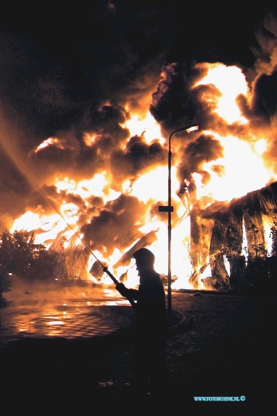 99082209.jpg - WFA :Leerdam:22-08-1999:eengrote brand die om even voor 3uur  bij de glasfabriek van leerdam in het gedeelte waar ze verpakingmatriaal maken en opslaan en waar de ovens aan grensen de schade loop in de miljoenen 200 honderd bewooners moetsetn in alle haast hun woning verlaten en werden op gevangen in huis ter leede in leerdam waar de gemeente voor iedereen een ander onder dak probeerd te verlenen zo'n 125 brandweer mensen bestreden de brand .ook werdt het regionaal rampen team in werking gesteld waar bij de ggd met nood tenten uitrukte om mensen in op te vangen.Deze digitale foto blijft eigendom van FOTOPERSBURO BUSINK. Wij hanteren de voorwaarden van het N.V.F. en N.V.J. Gebruik van deze foto impliceert dat u bekend bent  en akkoord gaat met deze voorwaarden bij publicatie.EB/ETIENNE BUSINK