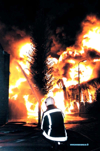 99082210.jpg - WFA :Leerdam:22-08-1999:eengrote brand die om even voor 3uur  bij de glasfabriek van leerdam in het gedeelte waar ze verpakingmatriaal maken en opslaan en waar de ovens aan grensen de schade loop in de miljoenen 200 honderd bewooners moetsetn in alle haast hun woning verlaten en werden op gevangen in huis ter leede in leerdam waar de gemeente voor iedereen een ander onder dak probeerd te verlenen zo'n 125 brandweer mensen bestreden de brand .ook werdt het regionaal rampen team in werking gesteld waar bij de ggd met nood tenten uitrukte om mensen in op te vangen.Deze digitale foto blijft eigendom van FOTOPERSBURO BUSINK. Wij hanteren de voorwaarden van het N.V.F. en N.V.J. Gebruik van deze foto impliceert dat u bekend bent  en akkoord gaat met deze voorwaarden bij publicatie.EB/ETIENNE BUSINK