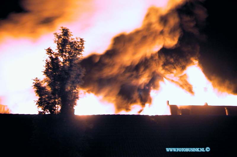 99082211.jpg - WFA :Leerdam:22-08-1999:eengrote brand die om even voor 3uur  bij de glasfabriek van leerdam in het gedeelte waar ze verpakingmatriaal maken en opslaan en waar de ovens aan grensen de schade loop in de miljoenen 200 honderd bewooners moetsetn in alle haast hun woning verlaten en werden op gevangen in huis ter leede in leerdam waar de gemeente voor iedereen een ander onder dak probeerd te verlenen zo'n 125 brandweer mensen bestreden de brand .ook werdt het regionaal rampen team in werking gesteld waar bij de ggd met nood tenten uitrukte om mensen in op te vangen.Deze digitale foto blijft eigendom van FOTOPERSBURO BUSINK. Wij hanteren de voorwaarden van het N.V.F. en N.V.J. Gebruik van deze foto impliceert dat u bekend bent  en akkoord gaat met deze voorwaarden bij publicatie.EB/ETIENNE BUSINK