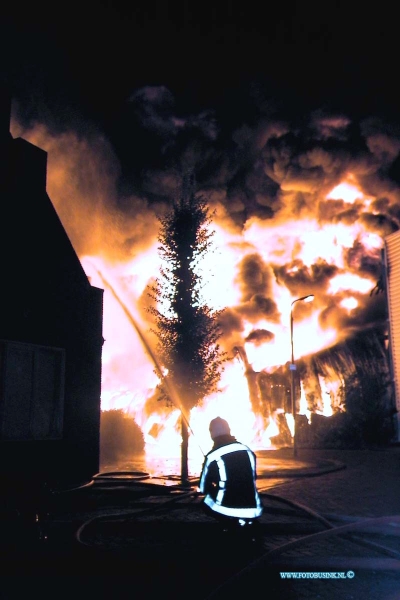 99082213.jpg - WFA :Leerdam:22-08-1999:eengrote brand die om even voor 3uur  bij de glasfabriek van leerdam in het gedeelte waar ze verpakingmatriaal maken en opslaan en waar de ovens aan grensen de schade loop in de miljoenen 200 honderd bewooners moetsetn in alle haast hun woning verlaten en werden op gevangen in huis ter leede in leerdam waar de gemeente voor iedereen een ander onder dak probeerd te verlenen zo'n 125 brandweer mensen bestreden de brand .ook werdt het regionaal rampen team in werking gesteld waar bij de ggd met nood tenten uitrukte om mensen in op te vangen.Deze digitale foto blijft eigendom van FOTOPERSBURO BUSINK. Wij hanteren de voorwaarden van het N.V.F. en N.V.J. Gebruik van deze foto impliceert dat u bekend bent  en akkoord gaat met deze voorwaarden bij publicatie.EB/ETIENNE BUSINK