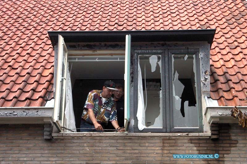 99082215.jpg - WFA :Leerdam:22-08-1999:s'morgens was de schade van de brand goed te zien overal waren huizen en auto's en andere dingen verbrand of gesmolten door de hitte.bewonners en woonstichting proberen nood voorzieningen aan te leggen.een grote brand die om even voor 3 uur  bij de glasfabriek van leerdam in het gedeelte waar ze verpakingmatriaal maken en opslaan en waar de ovens aan grensen de schade loop in de miljoenen 200 honderd bewooners moetsetn in alle haast hun woning verlaten en werden op gevangen in huis ter leede in leerdam waar de gemeente voor iedereen een ander onder dak probeerd te verlenen zo'n 125 brandweer mensen bestreden de brand .ook werdt het regionaal rampen team in werking gesteld waar bij de ggd met nood tenten uitrukte om mensen in op te vangen.Deze digitale foto blijft eigendom van FOTOPERSBURO BUSINK. Wij hanteren de voorwaarden van het N.V.F. en N.V.J. Gebruik van deze foto impliceert dat u bekend bent  en akkoord gaat met deze voorwaarden bij publicatie.EB/ETIENNE BUSINK