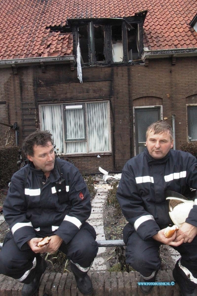 99082216.jpg - WFA :Leerdam:22-08-1999:deze brandweer mannen eten even een broodje om bij te komen ze hebben geprobeert de huisen te behouden die bij de glasfabriek stondeneen grote brand die om even voor 3uur  bij de glasfabriek van leerdam in het gedeelte waar ze verpakingmatriaal maken en opslaan en waar de ovens aan grensen de schade loop in de miljoenen 200 honderd bewooners moetsetn in alle haast hun woning verlaten en werden op gevangen in huis ter leede in leerdam waar de gemeente voor iedereen een ander onder dak probeerd te verlenen zo'n 125 brandweer mensen bestreden de brand .ook werdt het regionaal rampen team in werking gesteld waar bij de ggd met nood tenten uitrukte om mensen in op te vangen.Deze digitale foto blijft eigendom van FOTOPERSBURO BUSINK. Wij hanteren de voorwaarden van het N.V.F. en N.V.J. Gebruik van deze foto impliceert dat u bekend bent  en akkoord gaat met deze voorwaarden bij publicatie.EB/ETIENNE BUSINK