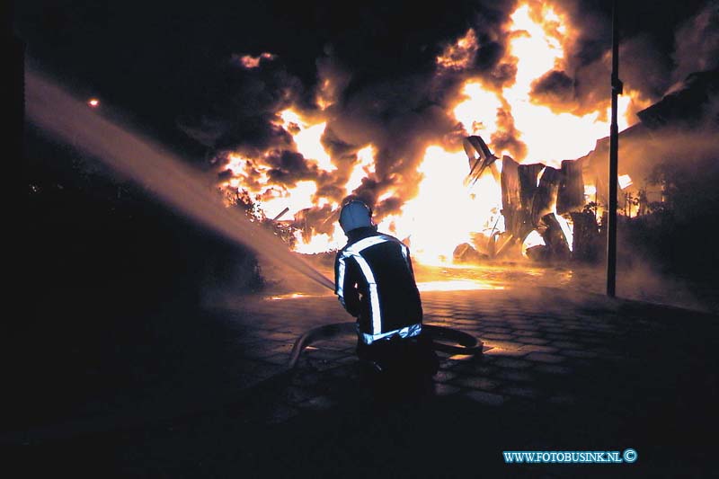 99082226.jpg - LOCOM :Leerdam:22-08-1999:eengrote brand die om even voor 3uur  bij de glasfabriek van leerdam in het gedeelte waar ze verpakingmatriaal maken en opslaan en waar de ovens aan grensen de schade loop in de miljoenen 200 honderd bewooners moetsetn in alle haast hun woning verlaten en werden op gevangen in huis ter leede in leerdam waar de gemeente voor iedereen een ander onder dak probeerd te verlenen zo'n 125 brandweer mensen bestreden de brand .ook werdt het regionaal rampen team in werking gesteld waar bij de ggd met nood tenten uitrukte om mensen in op te vangen.Deze digitale foto blijft eigendom van FOTOPERSBURO BUSINK. Wij hanteren de voorwaarden van het N.V.F. en N.V.J. Gebruik van deze foto impliceert dat u bekend bent  en akkoord gaat met deze voorwaarden bij publicatie.EB/ETIENNE BUSINK