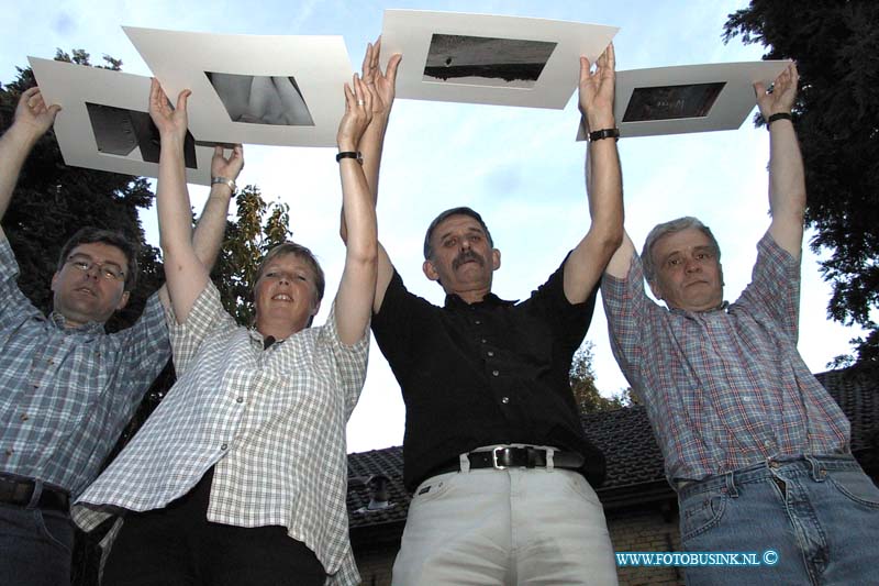 99082604.jpg - DE DORDTENAAR :Zwijndrecht:26-08-1999:rotterdamseweg 126 fotoclub bestaaat 40 jaar leden van de club met een fotoDeze digitale foto blijft eigendom van FOTOPERSBURO BUSINK. Wij hanteren de voorwaarden van het N.V.F. en N.V.J. Gebruik van deze foto impliceert dat u bekend bent  en akkoord gaat met deze voorwaarden bij publicatie.EB/ETIENNE BUSINK