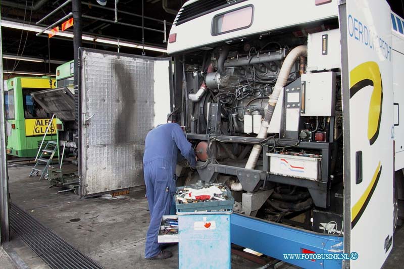 99082608.jpg - NETWERK/STADSVERVOER :Dordrecht:26-08-1999:netwerk baanhoekweg werkplaats het onder houd van de bussen wordt in mindermaten uitgeveord door netwerk voor stadsvervoer omdat er ook steeds minder buseen komen   Deze digitale foto blijft eigendom van FOTOPERSBURO BUSINK. Wij hanteren de voorwaarden van het N.V.F. en N.V.J. Gebruik van deze foto impliceert dat u bekend bent  en akkoord gaat met deze voorwaarden bij publicatie.EB/ETIENNE BUSINK