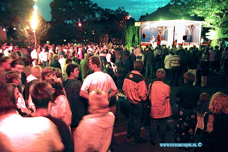 99082702.jpg - DE DORDTENAAR :Papendrecht:27-08-1999:de amezing stroopwaffels treden in de oude muziek tent van papendrecht op aan de eilandstraatDeze digitale foto blijft eigendom van FOTOPERSBURO BUSINK. Wij hanteren de voorwaarden van het N.V.F. en N.V.J. Gebruik van deze foto impliceert dat u bekend bent  en akkoord gaat met deze voorwaarden bij publicatie.EB/ETIENNE BUSINK