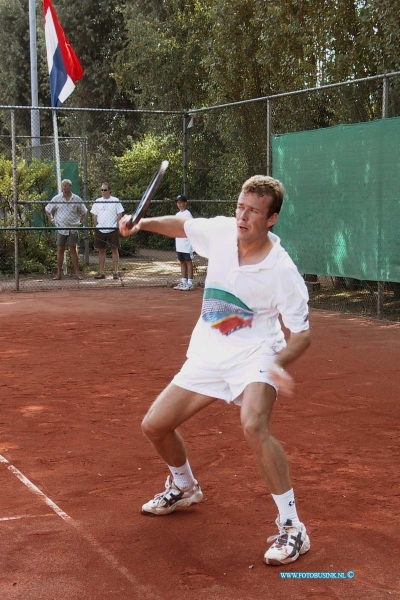 99082901.jpg - DE DORDTENAAR SPORT :Barrendrecht:29-08-1999: bij tennispark thvb ziedewij fhinales drechtsteden circuit master tennisDeze digitale foto blijft eigendom van FOTOPERSBURO BUSINK. Wij hanteren de voorwaarden van het N.V.F. en N.V.J. Gebruik van deze foto impliceert dat u bekend bent  en akkoord gaat met deze voorwaarden bij publicatie.EB/ETIENNE BUSINK