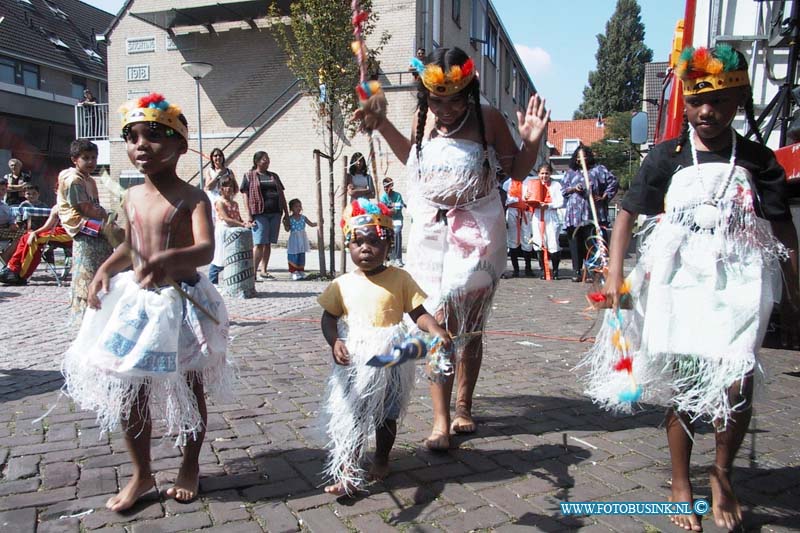 99082903.jpg - DE DORDTENAAR :Dordrecht:28-08-1999: jjl ten kate straat 21 een culturele middag met optredens en carnavals schow dordrechtDeze digitale foto blijft eigendom van FOTOPERSBURO BUSINK. Wij hanteren de voorwaarden van het N.V.F. en N.V.J. Gebruik van deze foto impliceert dat u bekend bent  en akkoord gaat met deze voorwaarden bij publicatie.EB/ETIENNE BUSINK