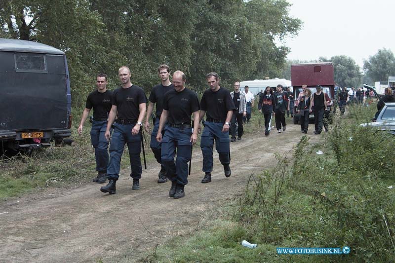 99083003.jpg - DE DORDTENAAR :Heinenoord:30-08-1999:de illegale house partij in heinenoord is vanmiddag om 14,00 geeindigt door 2 peletons m.e. van de poltie rotterdam en zuid holland zuid het was een vreedige ontruiming om 16,00 gingen de laaste bezoekers van het mega festijn waar zo'n 1500 mensen het weekend aan wezig waren naar huis waards de bezoekers kwamen van uit diverse landen uit hewel europaDeze digitale foto blijft eigendom van FOTOPERSBURO BUSINK. Wij hanteren de voorwaarden van het N.V.F. en N.V.J. Gebruik van deze foto impliceert dat u bekend bent  en akkoord gaat met deze voorwaarden bij publicatie.EB/ETIENNE BUSINK