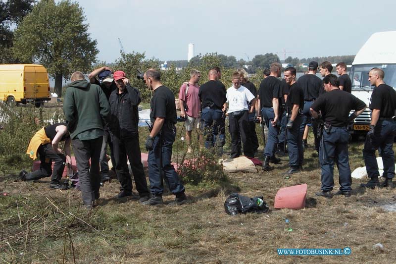 99083005.jpg - DE DORDTENAAR :Heinenoord:30-08-1999:de illegale house partij in heinenoord is vanmiddag om 14,00 geeindigt door 2 peletons m.e. van de poltie rotterdam en zuid holland zuid het was een vreedige ontruiming om 16,00 gingen de laaste bezoekers van het mega festijn waar zo'n 1500 mensen het weekend aan wezig waren naar huis waards de bezoekers kwamen van uit diverse landen uit hewel europaDeze digitale foto blijft eigendom van FOTOPERSBURO BUSINK. Wij hanteren de voorwaarden van het N.V.F. en N.V.J. Gebruik van deze foto impliceert dat u bekend bent  en akkoord gaat met deze voorwaarden bij publicatie.EB/ETIENNE BUSINK