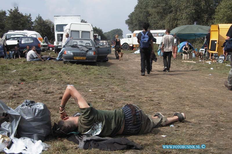 99083008.jpg - DE DORDTENAAR :Heinenoord:30-08-1999:de illegale house partij in heinenoord is vanmiddag om 14,00 geeindigt door 2 peletons m.e. van de poltie rotterdam en zuid holland zuid het was een vreedige ontruiming om 16,00 gingen de laaste bezoekers van het mega festijn waar zo'n 1500 mensen het weekend aan wezig waren naar huis waards de bezoekers kwamen van uit diverse landen uit hewel europaDeze digitale foto blijft eigendom van FOTOPERSBURO BUSINK. Wij hanteren de voorwaarden van het N.V.F. en N.V.J. Gebruik van deze foto impliceert dat u bekend bent  en akkoord gaat met deze voorwaarden bij publicatie.EB/ETIENNE BUSINK