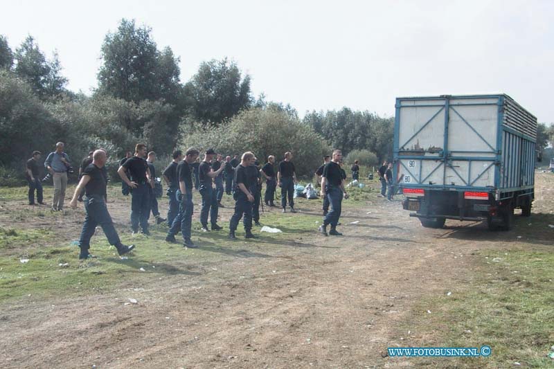 99083013.jpg - DE DORDTENAAR :Heinenoord:30-08-1999:de illegale house partij in heinenoord is vanmiddag om 14,00 geeindigt door 2 peletons m.e. van de poltie rotterdam en zuid holland zuid het was een vreedige ontruiming om 16,00 gingen de laaste bezoekers van het mega festijn waar zo'n 1500 mensen het weekend aan wezig waren naar huis waards de bezoekers kwamen van uit diverse landen uit hewel europaDeze digitale foto blijft eigendom van FOTOPERSBURO BUSINK. Wij hanteren de voorwaarden van het N.V.F. en N.V.J. Gebruik van deze foto impliceert dat u bekend bent  en akkoord gaat met deze voorwaarden bij publicatie.EB/ETIENNE BUSINK