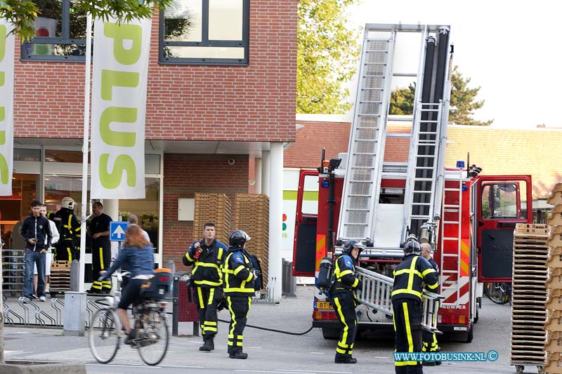 10081201.jpg - FOTOOPDRACHT:Dordrecht:12-08-2010:Vanmorgen vroeg heeft bij supermarkt plus t lam in Dubbeldam een korte brand gewoed. De brandweer maakt middelalarm om dat het een vrij groot pand is wat volledig vol met rook stond toe zij arriveerde. Na inspectie in de supermarkt bleek het te gaan om een brand in de verlichting van het pand.Deze digitale foto blijft eigendom van FOTOPERSBURO BUSINK. Wij hanteren de voorwaarden van het N.V.F. en N.V.J. Gebruik van deze foto impliceert dat u bekend bent  en akkoord gaat met deze voorwaarden bij publicatie.EB/ETIENNE BUSINK