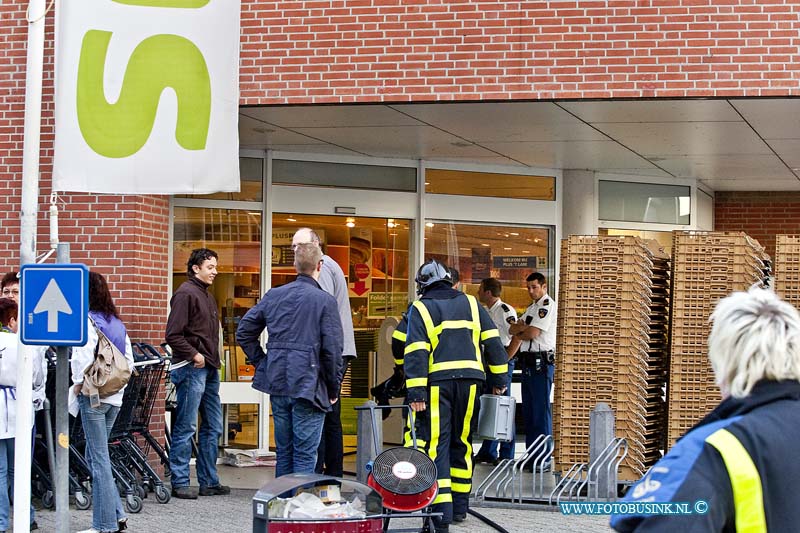 10081202.jpg - FOTOOPDRACHT:Dordrecht:12-08-2010:Vanmorgen vroeg heeft bij supermarkt plus t lam in Dubbeldam een korte brand gewoed. De brandweer maakt middelalarm om dat het een vrij groot pand is wat volledig vol met rook stond toe zij arriveerde. Na inspectie in de supermarkt bleek het te gaan om een brand in de verlichting van het pand.Deze digitale foto blijft eigendom van FOTOPERSBURO BUSINK. Wij hanteren de voorwaarden van het N.V.F. en N.V.J. Gebruik van deze foto impliceert dat u bekend bent  en akkoord gaat met deze voorwaarden bij publicatie.EB/ETIENNE BUSINK