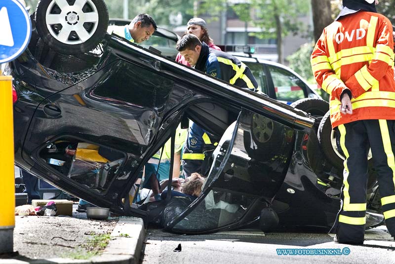 10081303.jpg - FOTOOPDRACHT:Dordrecht:13-08-2010:Bij een 1 zijdig ongeval op de Galileilaan t/m van de Schuilenburg raakte een auto een boom en vloog over de kop 1 persoon raakte daarbij bekneld en gewond de brandweer moest er aan te pas komen en de gewonde werd door de ambulance naar het ziekenhuis afgevoerd.Deze digitale foto blijft eigendom van FOTOPERSBURO BUSINK. Wij hanteren de voorwaarden van het N.V.F. en N.V.J. Gebruik van deze foto impliceert dat u bekend bent  en akkoord gaat met deze voorwaarden bij publicatie.EB/ETIENNE BUSINK