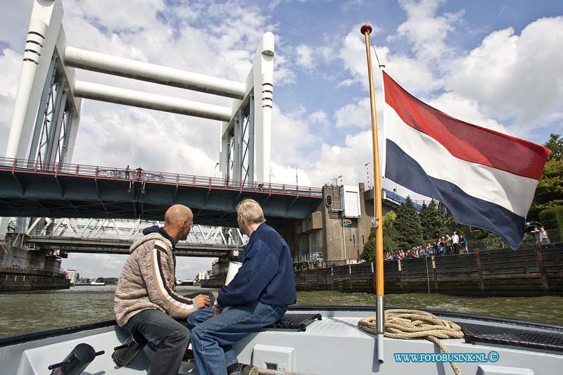 10081307.jpg - FOTOOPDRACHT:Dordrecht:13-08-2010:De uitstrooing van as van de Jongeman die enkelen weken geleden om kwam toen hij van de brug afsprong met het warme weer en verongelukte. Bij de inham van de brug Dordrecht-Zwijndrecht over de oude maas zijn vrienden waren er aanwezig om hem de laatste eer te bewijzen. Deze digitale foto blijft eigendom van FOTOPERSBURO BUSINK. Wij hanteren de voorwaarden van het N.V.F. en N.V.J. Gebruik van deze foto impliceert dat u bekend bent  en akkoord gaat met deze voorwaarden bij publicatie.EB/ETIENNE BUSINK