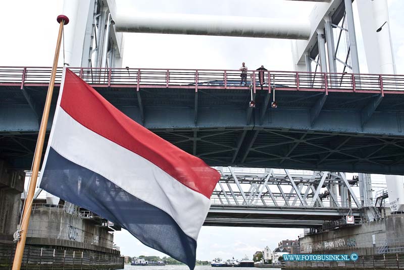 10081308.jpg - FOTOOPDRACHT:Dordrecht:13-08-2010:De uitstrooing van as van de Jongeman die enkelen weken geleden om kwam toen hij van de brug afsprong met het warme weer en verongelukte. Bij de inham van de brug Dordrecht-Zwijndrecht over de oude maas zijn vrienden waren er aanwezig om hem de laatste eer te bewijzen. Deze digitale foto blijft eigendom van FOTOPERSBURO BUSINK. Wij hanteren de voorwaarden van het N.V.F. en N.V.J. Gebruik van deze foto impliceert dat u bekend bent  en akkoord gaat met deze voorwaarden bij publicatie.EB/ETIENNE BUSINK