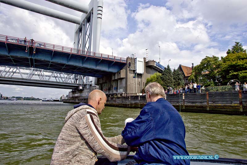 10081310.jpg - FOTOOPDRACHT::2010:De uitstrooing van as van de Jongeman die enkelen weken geleden om kwam toen hij van de brug afsprong met het warme weer en verongelukte. Bij de inham van de brug Dordrecht-Zwijndrecht over de oude maas zijn vrienden waren er aanwezig om hem de laatste eer te bewijzen. Deze digitale foto blijft eigendom van FOTOPERSBURO BUSINK. Wij hanteren de voorwaarden van het N.V.F. en N.V.J. Gebruik van deze foto impliceert dat u bekend bent  en akkoord gaat met deze voorwaarden bij publicatie.EB/ETIENNE BUSINK