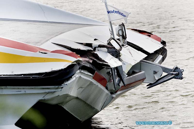 10082305.jpg - FOTOOPDRACHT:Dordrecht:23-08-2010:Dordrecht bij een aanvaring tussen De Waterbus en een tanker op de Beneden Merwede ter hoogte van de kerkenplaat is 1 mevr. gewond geraakt op de waterbus. De waterbus dreef stuurloos rond op de rivier De Beneden Merwede toen de tanker de Waterbus niet meer kon ontwijken en er tegen aanvoer. De tanker vaarde door naar Dolderman Dordrecht.De water politie stelt een onderzoek in naar de toedracht van de aanvaring. De waterbus raakte zwaar beschadigd en werd uit de vaart genomen.Deze digitale foto blijft eigendom van FOTOPERSBURO BUSINK. Wij hanteren de voorwaarden van het N.V.F. en N.V.J. Gebruik van deze foto impliceert dat u bekend bent  en akkoord gaat met deze voorwaarden bij publicatie.EB/ETIENNE BUSINK