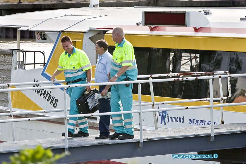 10082309.jpg - FOTOOPDRACHT:Dordrecht:23-08-2010:Dordrecht bij een aanvaring tussen De Waterbus en een tanker op de Beneden Merwede ter hoogte van de kerkenplaat is 1 mevr. gewond geraakt op de waterbus. De waterbus dreef stuurloos rond op de rivier De Beneden Merwede toen de tanker de Waterbus niet meer kon ontwijken en er tegen aanvoer. De tanker vaarde door naar Dolderman Dordrecht.De water politie stelt een onderzoek in naar de toedracht van de aanvaring. De waterbus raakte zwaar beschadigd en werd uit de vaart genomen.Deze digitale foto blijft eigendom van FOTOPERSBURO BUSINK. Wij hanteren de voorwaarden van het N.V.F. en N.V.J. Gebruik van deze foto impliceert dat u bekend bent  en akkoord gaat met deze voorwaarden bij publicatie.EB/ETIENNE BUSINK