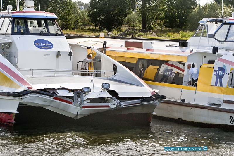 10082310.jpg - FOTOOPDRACHT:Dordrecht:23-08-2010:Dordrecht bij een aanvaring tussen De Waterbus en een tanker op de Beneden Merwede ter hoogte van de kerkenplaat is 1 mevr. gewond geraakt op de waterbus. De waterbus dreef stuurloos rond op de rivier De Beneden Merwede toen de tanker de Waterbus niet meer kon ontwijken en er tegen aanvoer. De tanker vaarde door naar Dolderman Dordrecht.De water politie stelt een onderzoek in naar de toedracht van de aanvaring. De waterbus raakte zwaar beschadigd en werd uit de vaart genomen.Deze digitale foto blijft eigendom van FOTOPERSBURO BUSINK. Wij hanteren de voorwaarden van het N.V.F. en N.V.J. Gebruik van deze foto impliceert dat u bekend bent  en akkoord gaat met deze voorwaarden bij publicatie.EB/ETIENNE BUSINK