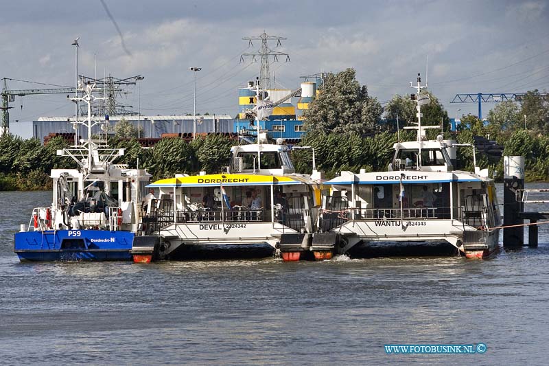 10082311.jpg - FOTOOPDRACHT:Dordrecht:23-08-2010:Dordrecht bij een aanvaring tussen De Waterbus en een tanker op de Beneden Merwede ter hoogte van de kerkenplaat is 1 mevr. gewond geraakt op de waterbus. De waterbus dreef stuurloos rond op de rivier De Beneden Merwede toen de tanker de Waterbus niet meer kon ontwijken en er tegen aanvoer. De tanker vaarde door naar Dolderman Dordrecht.De water politie stelt een onderzoek in naar de toedracht van de aanvaring. De waterbus raakte zwaar beschadigd en werd uit de vaart genomen.Deze digitale foto blijft eigendom van FOTOPERSBURO BUSINK. Wij hanteren de voorwaarden van het N.V.F. en N.V.J. Gebruik van deze foto impliceert dat u bekend bent  en akkoord gaat met deze voorwaarden bij publicatie.EB/ETIENNE BUSINK